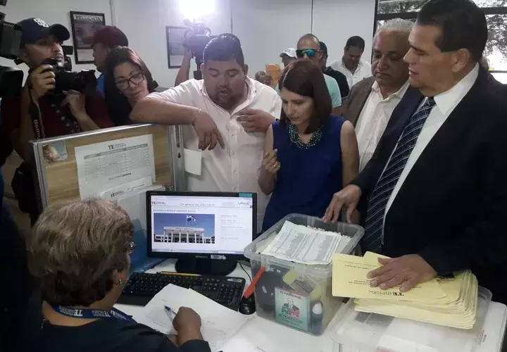 La ex primera dama, Marta de Martinelli en compañía de "Chello" Gálvez y otros amigos y copartidarios de Ricardo Martinelli. Foto: Víctor Arosemena