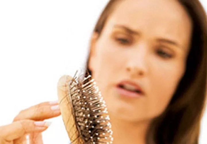 Los factores hereditarios, los procesos biológicos naturales y los cambios estructurales y funcionales pueden afectar el cuerpo y a la vez el cabello.