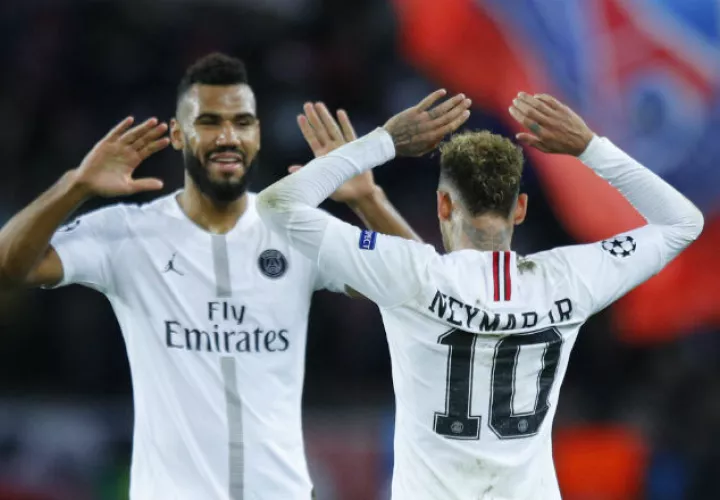 Éric Choupo-Moting felicita a Neymar por su gol. Foto AP