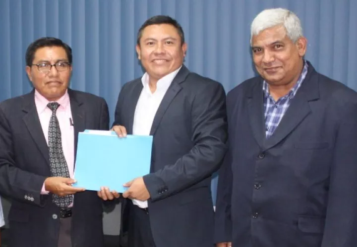 El gobernador designado de la Comarca Guna Yala, Eric Martelo (centro), recibe el informe de gestión por parte del gobernador saliente Guillermo López. 