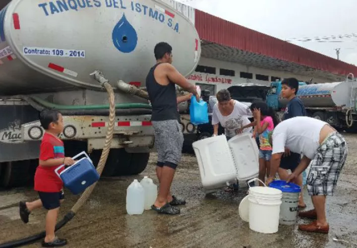 Las diferentes administraciones gubernamentales no ha podido solucionar el problema de la falta de agua potable.