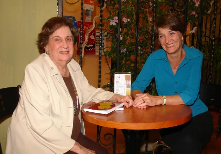 Escritoras Madelag y Pat Alvarado. Esta última además de autora de libros infantiles bilingües los edita. Foto: Panamá América.