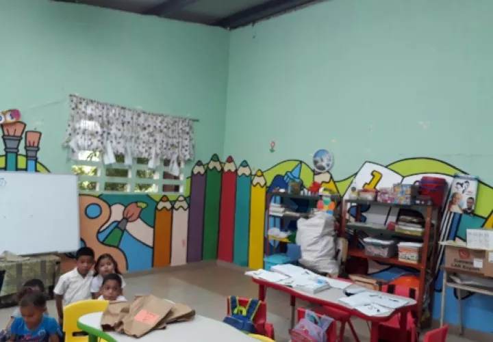 Los niños tienen que lidiar con e guano de murciélago y los mosquitos. FOTO/Thays Domínguez