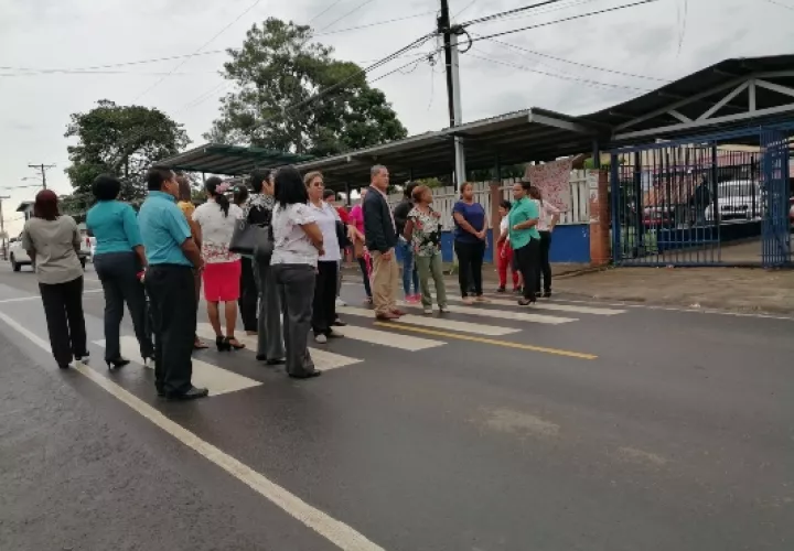 Los educadores cerraron la calle exigiendo mayor presencia de unidades del tránsito en el área. Foto/Eric Montenegro