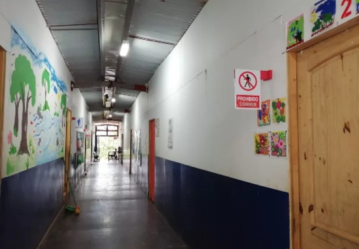 A finales del mes de agosto, durante una reunión entre docentes, padres de familia y la ministra de Educación Maruja Gorday de Villalobos, esta se comprometió a efectuar las reparaciones en las estructuras de madera. Foto/Eric Montenegro