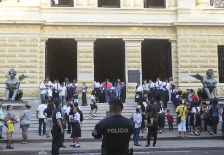 Instituto Nacional está en paro. 