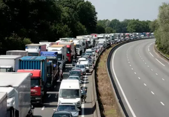 Los manifestantes llamaron a la Policía, que puso en marcha una persecución en la que se vio confrontada con la negativa a detenerse del camionero.