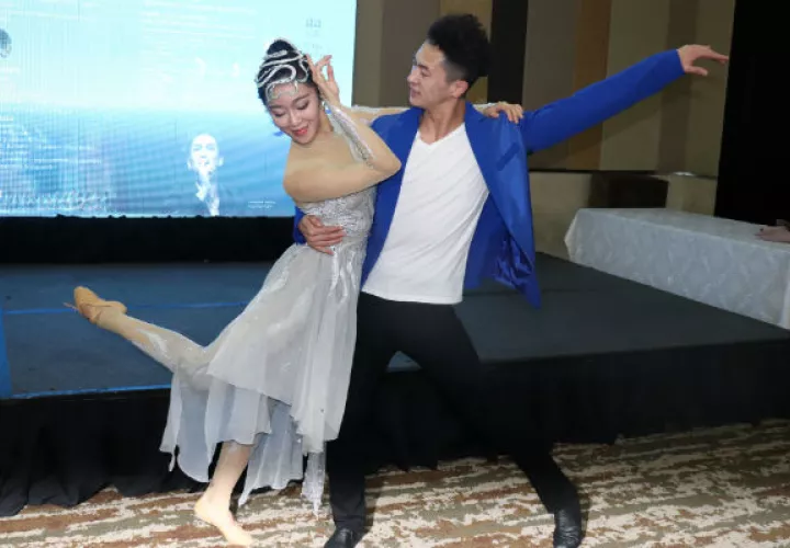 Artistas Zhou Ke y Zeng Kai del Teatro de Danza y Opera de Hangzhou muestran  parte de  la obra “Para conocer el Gran Canal”. Foto: Cortesía.
