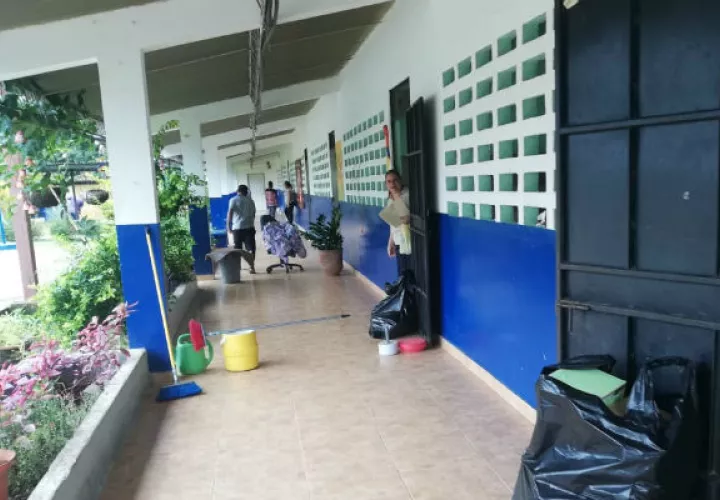 Padres de familia participaron en el operativo de limpieza. Foto: Thays Domínguez. 