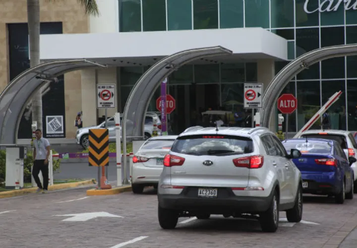 Corte declara inconstitucional proyecto que otorgaba tres horas gratis de estacionamientos a consumidores. Foto: Panamá América.