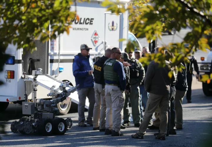 Las autoridades locales y federales eliminan un paquete sospechoso encontrado en una instalación postal de los EE. UU. AP