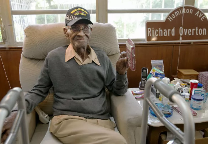 Richard Overton sirvió en un batallón de ingenieros de aviación. AP
