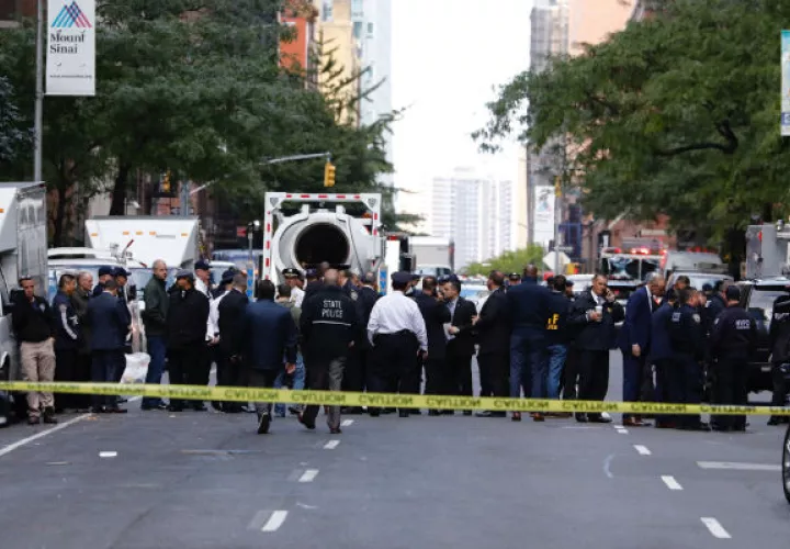 Varios policías acordonan una calle tras la evacuación del edificio Time Warner por el hallazgo de un paquete sospechoso en Nueva York, Estados Unidos. EFE