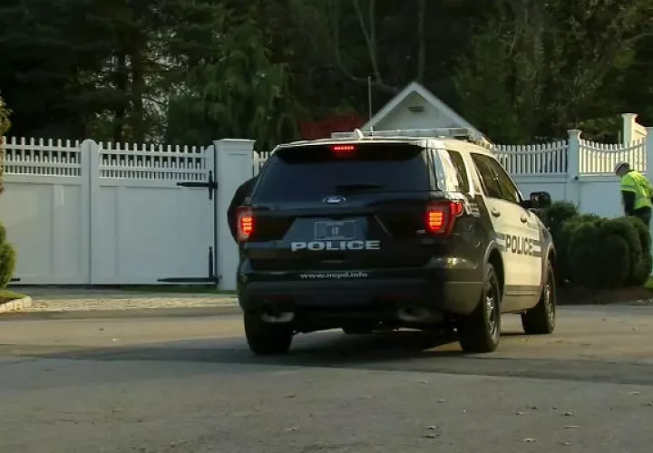 Un auto de la policía se encuentra frente a la casa de Bill y Hillary Clinton, en Chappaqua, Nueva York. AP