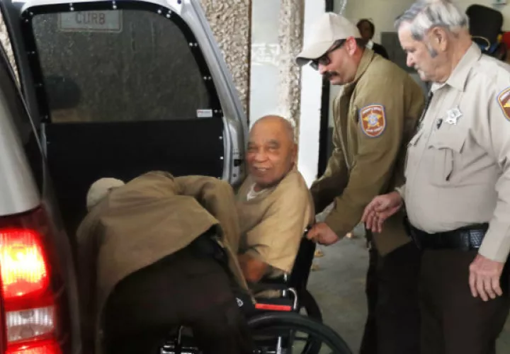 El acusado, en silla de ruedas y con malas condiciones de salud. Foto: EFE