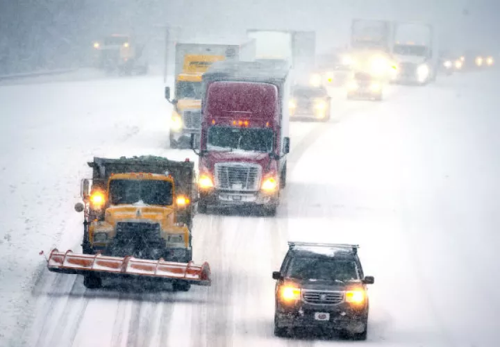 Las carreteras cubiertas de nieve hicieron que el tráfico avanzara lentamente en los Estados Unidos. AP