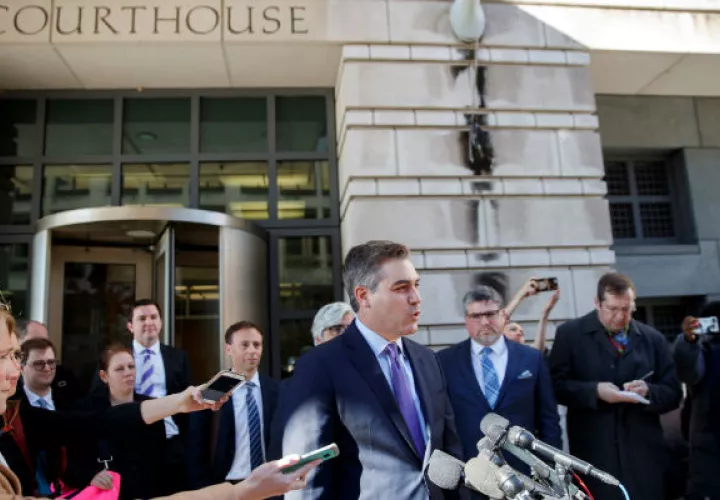 El periodista de la CNN, Jim Acosta, a su salida de la Corte Suprema de los Estados Unidos. EFE