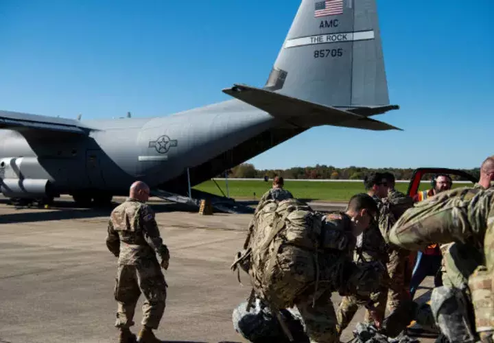 Soldados cargan un vehículo militar a bordo de un Super Hércules C-130J en Fort Knox en Kentucky (Estados Unidos), antes de dirigirse a la frontera entre EEUU y México. EFE