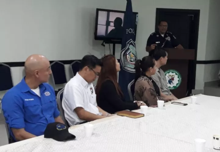 El jefe de la cuarta zona policial de Chiriquí se reunió con un grupo empresarial con el fin de buscar medidas preventivas contra las estafas mediante presuntos secuestros. Foto/José Vásquez