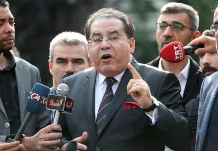 El político egipcio Ayman Nour se pronuncia frente al consulado saudí en Estambul. Foto: EFE.