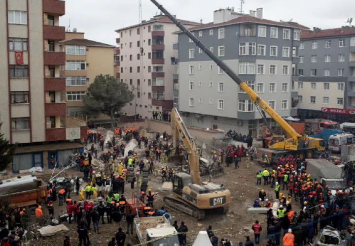 El ministro de interior turco, Süleyman Soylu, confirmó anoche la cifra de fallecidos, e informó de que hay otras 13 personas rescatadas de los escombros que resultaron heridas