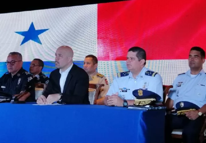 Autoridades designadas del Minseg y Policía, presentaron ayer a los nuevos directivos del Senafront y Senan. Foto de Adiel Bonilla