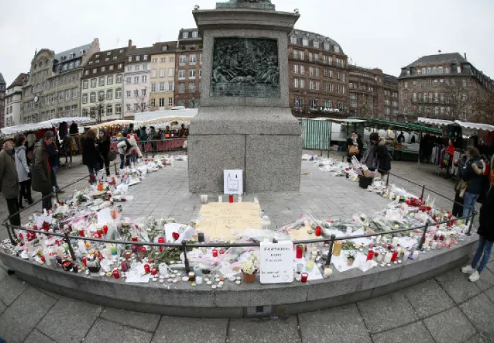  Flores, velas y mensajes cerca del mercadillo de Navidad, donde se produjo el atentado en Estrasburgo (Francia). EFE