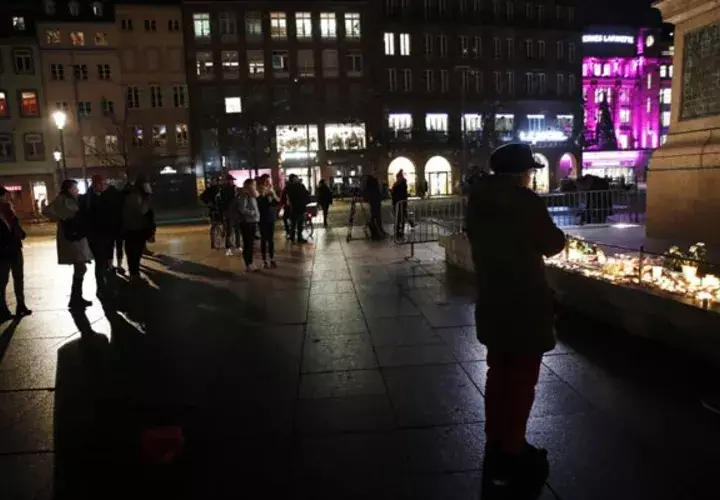 La ciudadanía le rinde tributo a las víctimas de un presunto acto terrorista en Estrasburgo. FOTO/AP