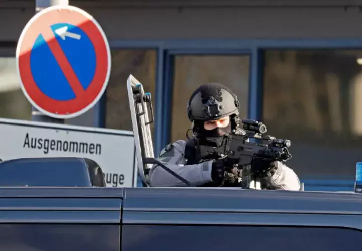 Un agente de la policía federal alemana monta guardia en Estrasburgo en busca del sospechoso. Foto: EFE