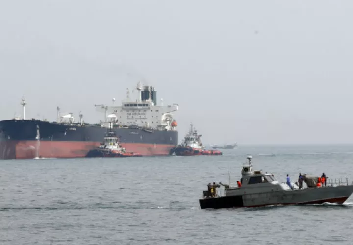 El barco, que transportaba un millón de litros de combustible de contrabando, fue incautado el pasado domingo en el sur de la isla iraní de Larak, situada en el estratégico estrecho de Ormuz.
