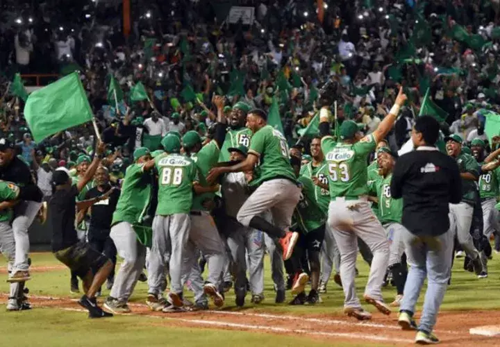 Estrellas Orientales celebran el título. Foto Estrellas Orientales