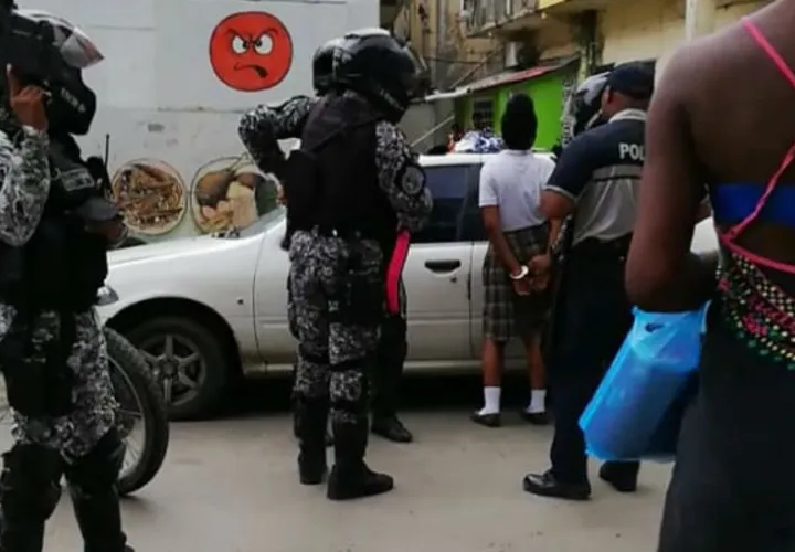 Momentos del arresto de la estudiante. Foto: Diómedes Sánchez S. 