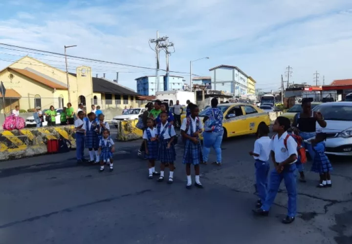 Samuel Abraham, docente de esta escuela señaló que esta situación de aguas de excretas, ya es insostenible, lo que mantiene sitiada a los estudiantes. Foto/Diómedes Sánchez