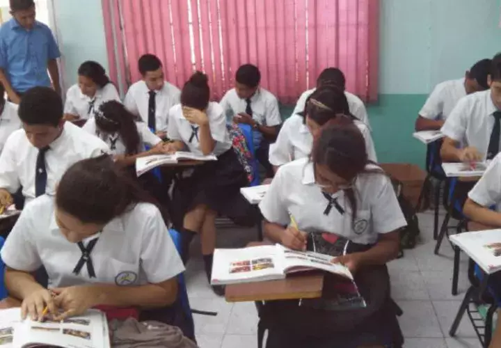 Estudiantes del Instituto Fermín Naudeau son capacitados a nivel local, otro de los componentes del programa Panamá Bilingüe. Cortesía