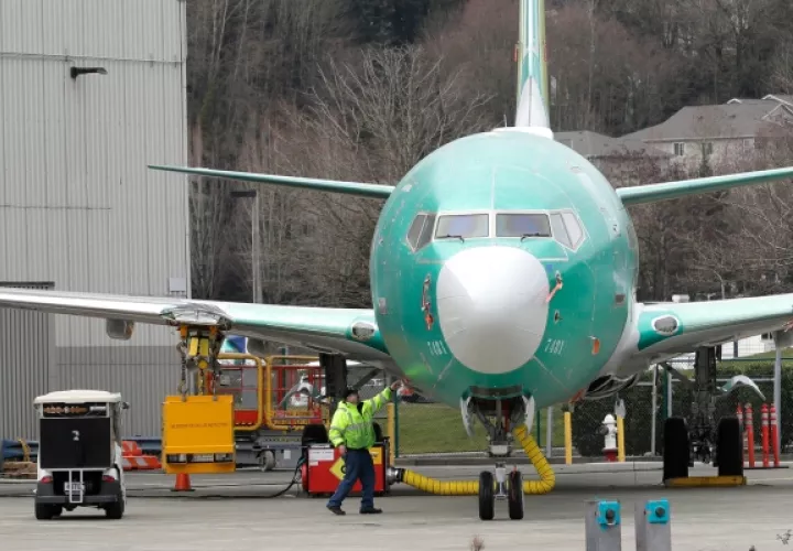 En el 737 MAX, Boeing hizo que esas alertas fueran opcionales o que sólo funcionaran si la aerolínea compraba un paquete de medidas de seguridad adicionales.