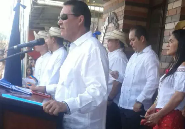 El alclade de Los Santos y el presidente Juan Carlos Varela estuvieron en tarimas separadas. Foto/Redes Sociales