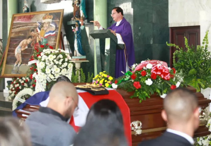 Las honras fúnebres de Eusebio Pedroza se dieron en la iglesia San Judas Tadeo. Foto:Anayansi Gamez