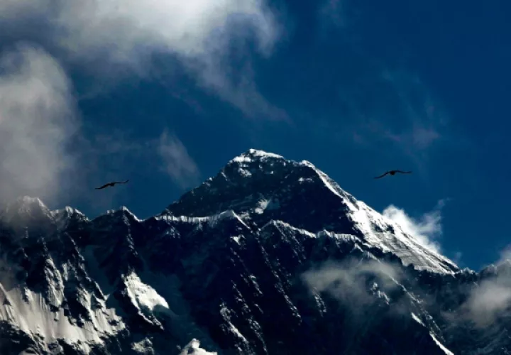  Los montañeros experimentados dicen que el hecho de que el gobierno de Nepal no haya limitado el número de escaladores en el Monte Everest ha provocado un hacinamiento peligroso y un mayor número de muertes. FOTO/AP