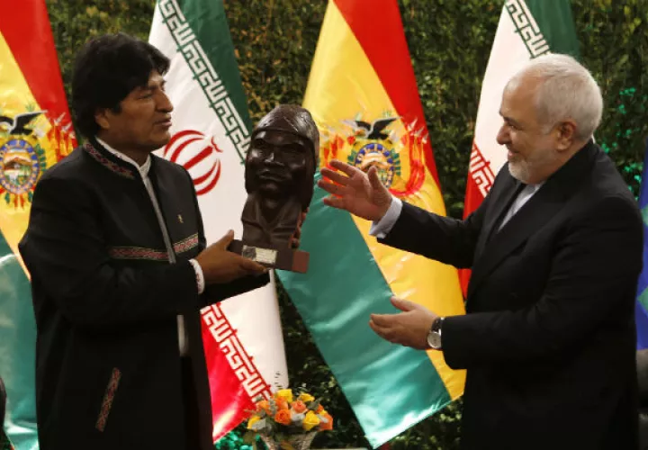 Evo Morales (izq.) entrega una estatuilla al canciller iraní Mohammad Javad Zarif, en su reunión en Santa Cruz. Foto: AP.
