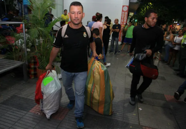 Exmilitares venezolanos al desalojar el hotel en Cúcuta, Colombia. Foto: EFE.