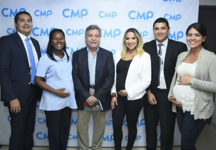 Expositores y madres que se beneficiaron de la información. Fue una gratificante experiencia para ambos. Foto: Cortesía.