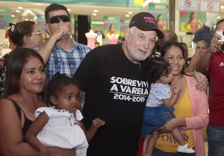 El expresidente Ricardo Martinelli recibió el cariño del pueblo, durante un recorrido que hizo el pasado 10 de agosto en Los Andes Mall. Foto: Víctor Arosemena