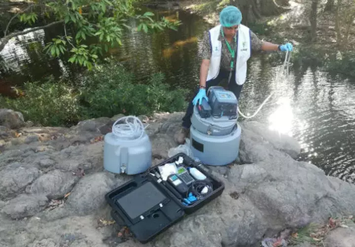 Inspectores de Salud verificaron la calidad del agua en los rios. Foto: Thays Domínguez.