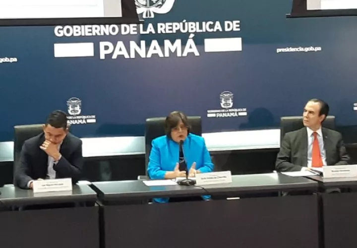 Eyda Varela de Chinchilla tomó las riendas del Ministerio de Economía y Finanzas tras la renuncia de Dulcidio de la Guardia, quien nombró a su esposo. Archivo