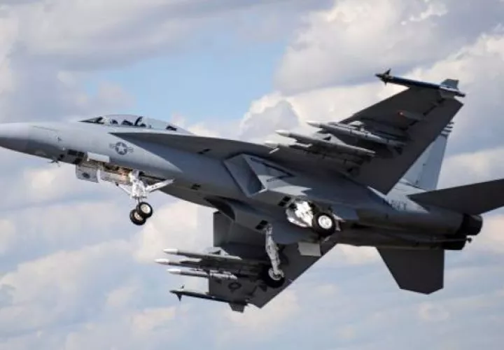  En el vídeo que divulgó el canal del ministerio de Defensa ruso, "Zvezdá" (Estrella), se ve cómo los cazas rusos obligan al F-18 a alejarse del avión.