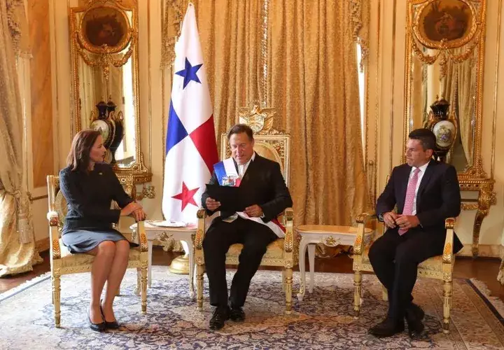 Fabiola Zavarce le entrega las cartas credenciales al presidente de la República, Juan Carlos Varela. 