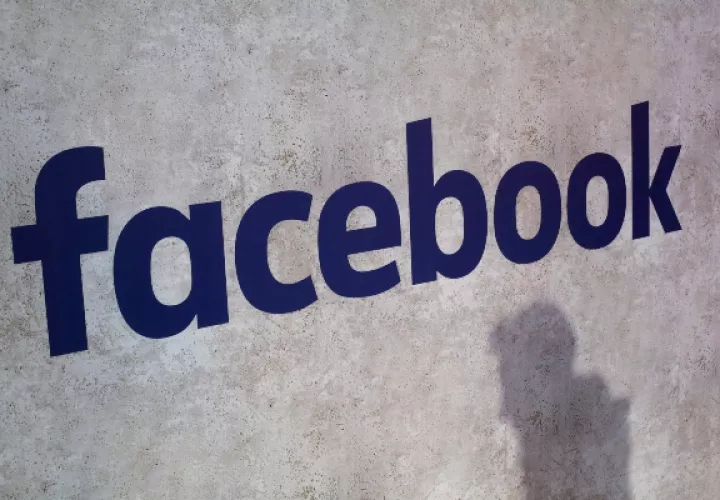 La Federal de Comercio de Estados Unidos, inició su investigación al revelarse que la firma recolectora de datos Cambridge Analytica reunió detalles personales de hasta 87 millones de usuarios de la red social sin su conocimiento. FOTO/AP