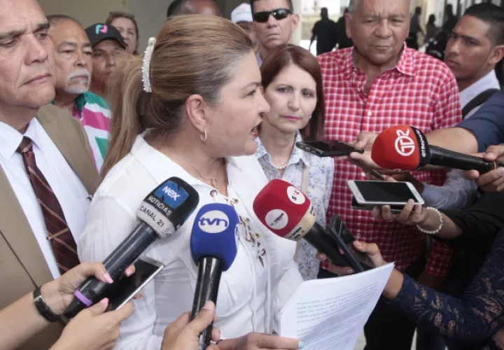 La abogada Alma Cortés, junto a simpatizantes de Martinelli, mostró un fallo previo que ratifica los argumentos a favor de la legalidad de las postulaciones de Martinelli.  Foto de Víctor Arosemena