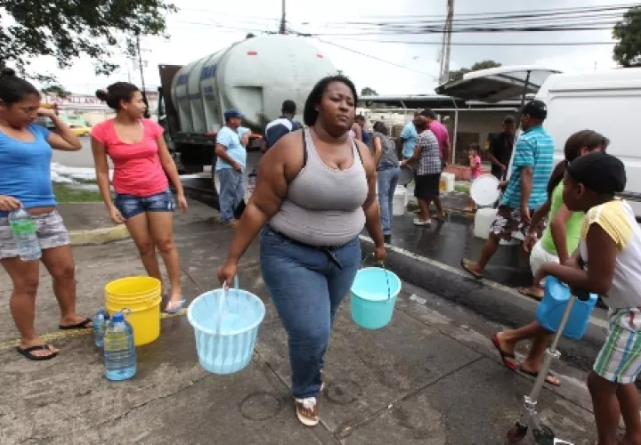 Además de la falta de agua en el sector norte de la ciudad,algunas casas resultaron inundadas.