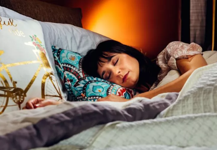 La mayoría de adultos considera que no duerme lo suficiente al día.  Foto: Web